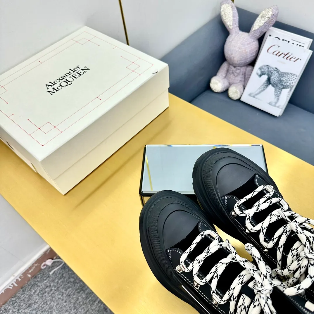 👟👟Ex-factory price 680👟👟 Alexander McQueen's latest thick-soled Martin boots, original 1:1 development, outsole original open-film TPU sole, fabric full-grain cowhide + high mercerized cowhide, lining sheepskin original hardware carabiner bottom height 5cm Size: #35-40 39-45
